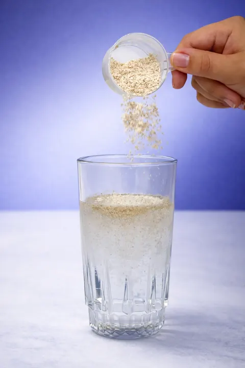 La fibra cayendo dentro de un vaso con agua