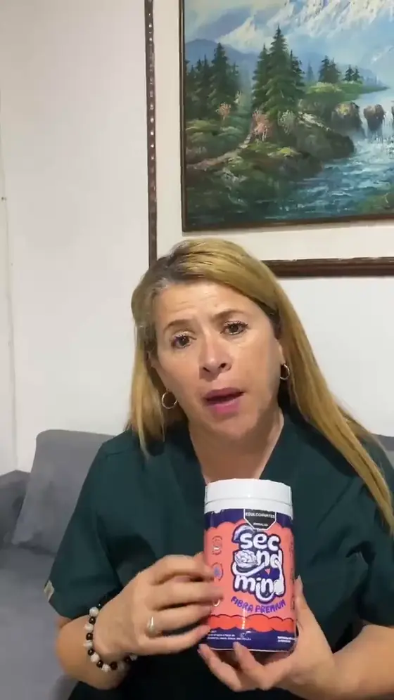 Mari Luz sostiene el tarro de Second Mind